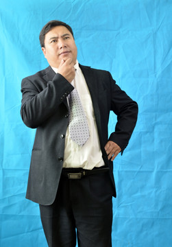 摸胡子的男人