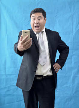 玩手机的男人
