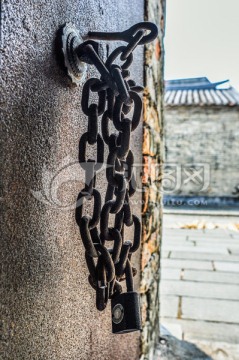旧门锁铁链