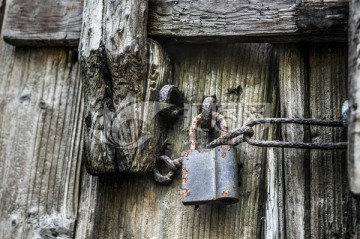 古旧门锁