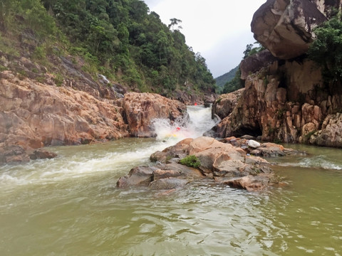 峡谷漂流