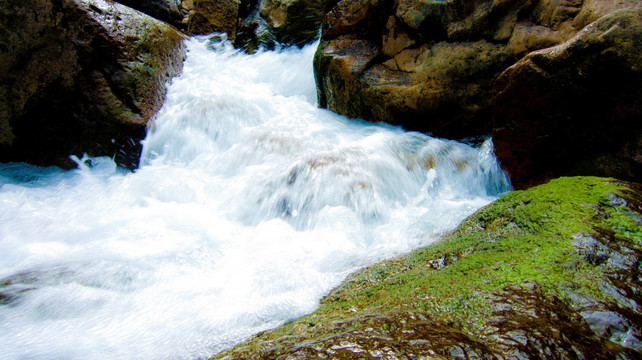 山泉 溪水 绿苔