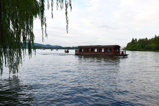 杭州西湖上的游船