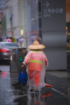 雨中的环卫工人
