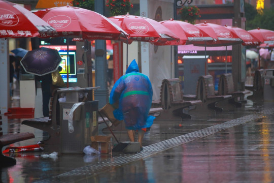 雨中的行人