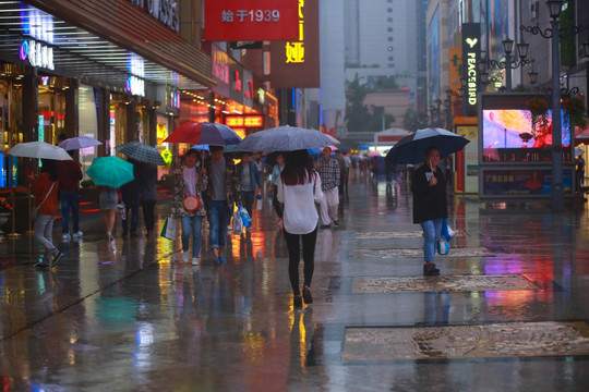 雨天行人