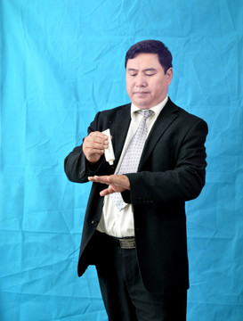 化妆的男人