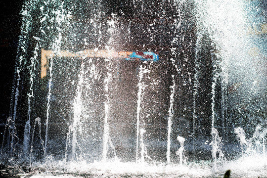 喷水 水花 逆光