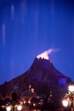 夜雨中的火山