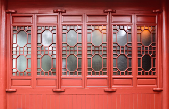 中国传统风格的红色窗棂