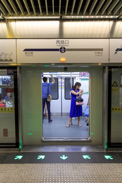 重庆地铁轻轨车厢门