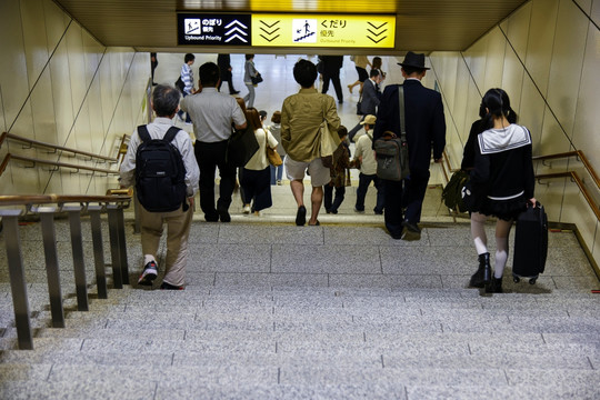 日本地铁地下通道楼梯行人