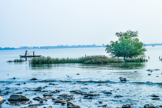 河流渔船