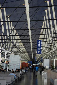 上海浦东机场 航站楼出发厅内景