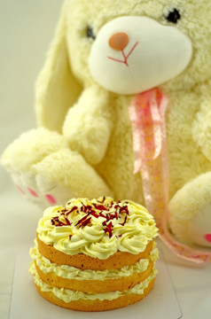 玫瑰蛋糕 白底 兔子玩偶