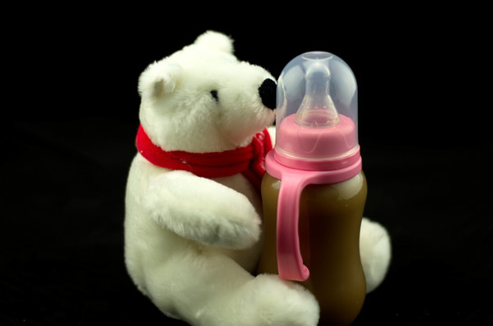 奶瓶装咖啡 黑底 小熊玩偶