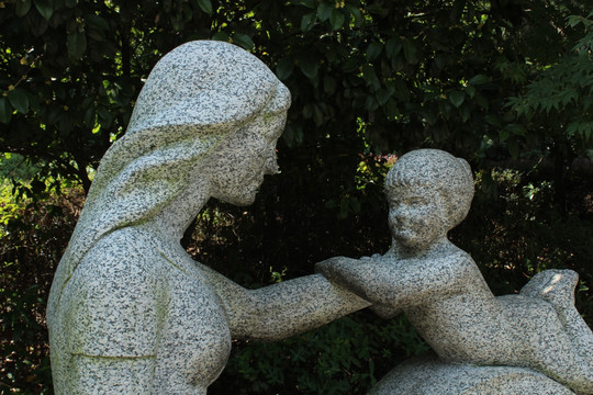 公园母子雕塑