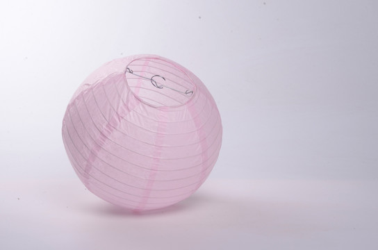 粉色球型纸灯笼