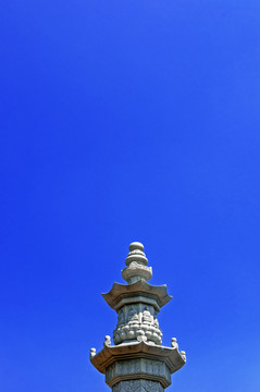 蓝天下的石塔
