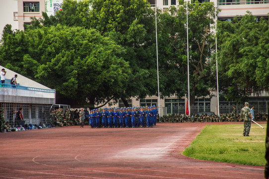 场面壮观的大学军训训练