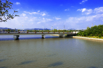 蓝天水面