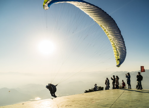 蟒山公园滑翔伞起飞