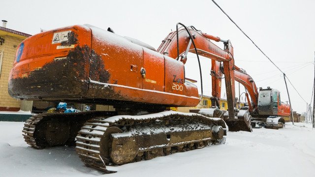 雪中的挖掘机