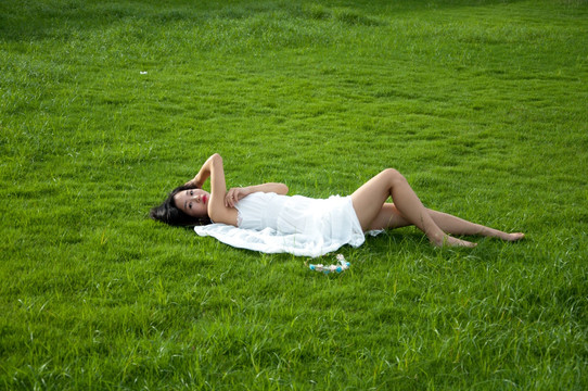 躺草坪上的女孩