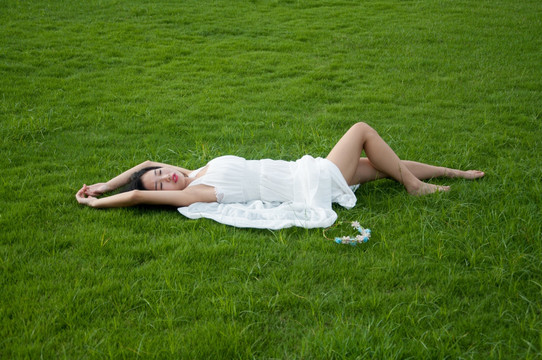 躺在草坪上的女孩