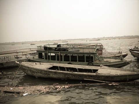 印度瓦拉纳西恒河木船