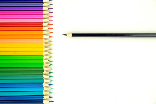 彩铅 彩色铅笔 笔尖相对 黑笔