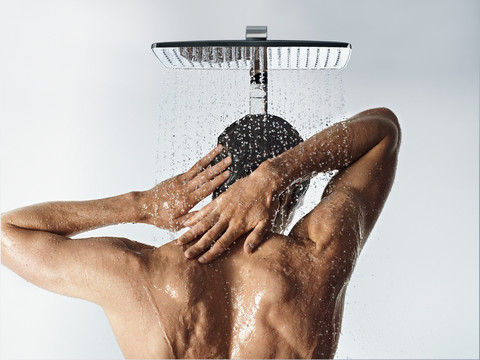 卫浴形象图之淋浴的男人