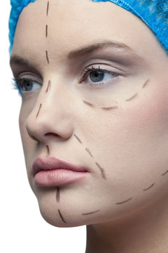 手术前脸上画有虚线的女人