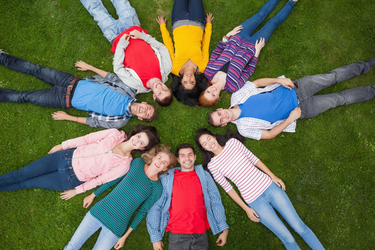 一群学生笑着躺在草地上