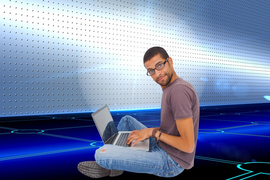 男子坐地上使用电脑的复合形象