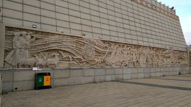 蒙族人民浮雕石墙