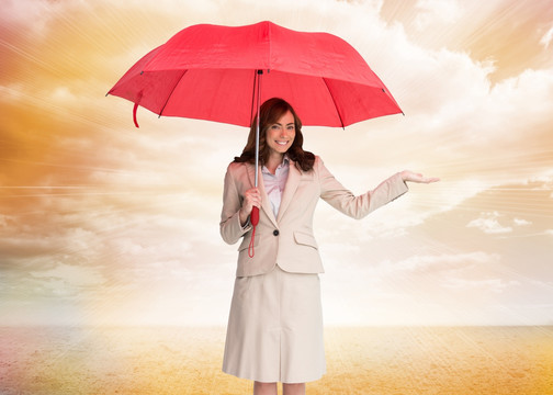 女商人微笑着撑着伞的复合形象
