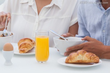 一对夫妇一起吃早餐