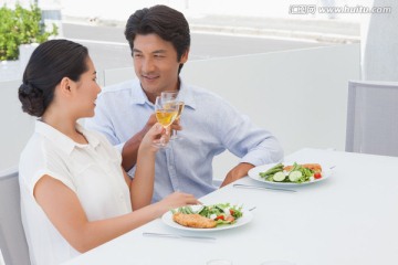 夫妇一起吃着早餐