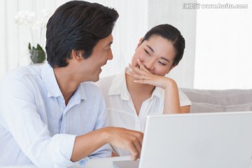 夫妇微笑着看着电脑