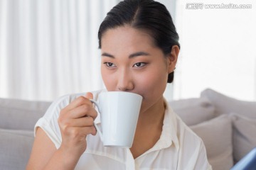 女人优雅的喝着咖啡
