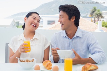 一起微笑着吃着早餐的夫妇