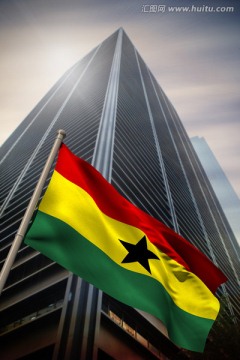 针对摩天大楼的低角度看加纳国旗