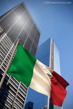 摩天大楼的低角度看意大利国旗