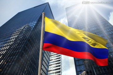 摩天大楼的低角度看哥伦比亚国旗