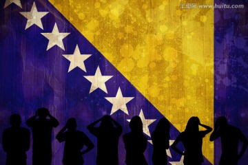 波斯尼亚国旗下球迷的剪影