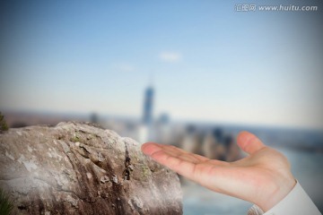 手呈现对大石头俯瞰雾城