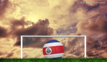 草地上的哥斯达黎加足球与球门