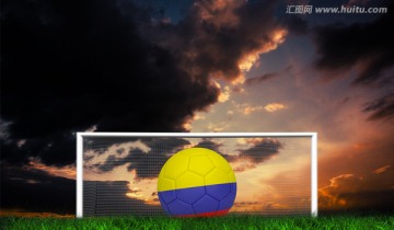 草地上的哥伦比亚足球与球门