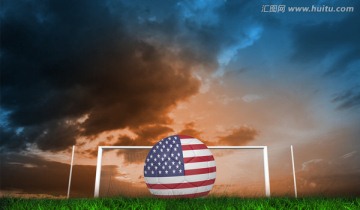 草地上的美国足球与球门